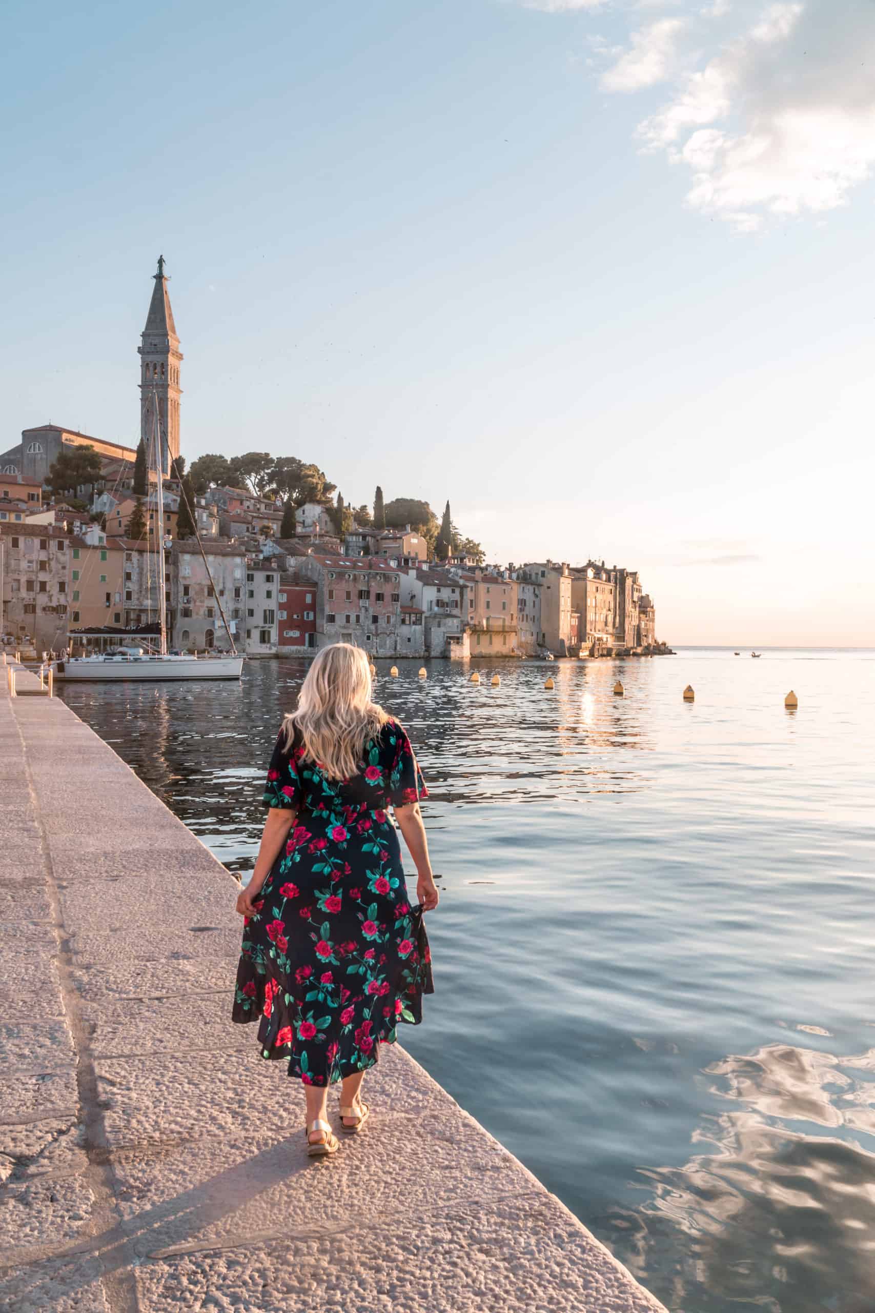 Best Travel Outfits (Dresses) for Female Travelers! [UPDATED]
