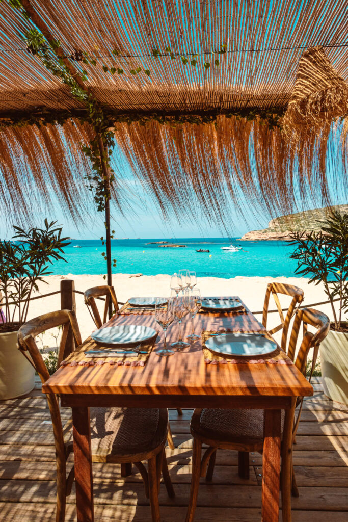 Table with a sea view at Restaurante S'Illa Des Bosc